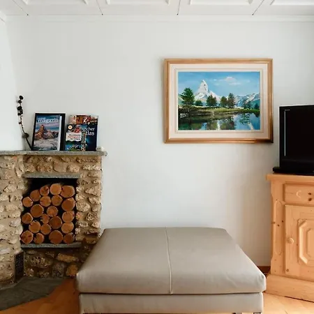 Cozy Chalet In アパート ツェルマット